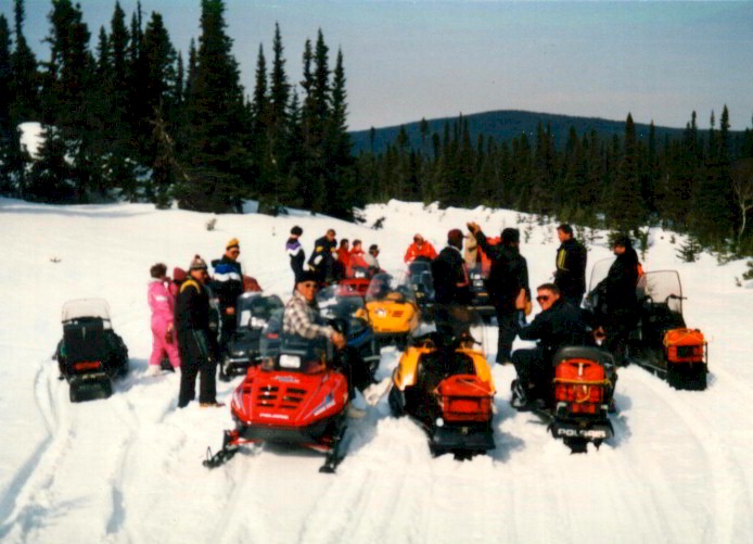 snowmobiles.jpg (92178 bytes)