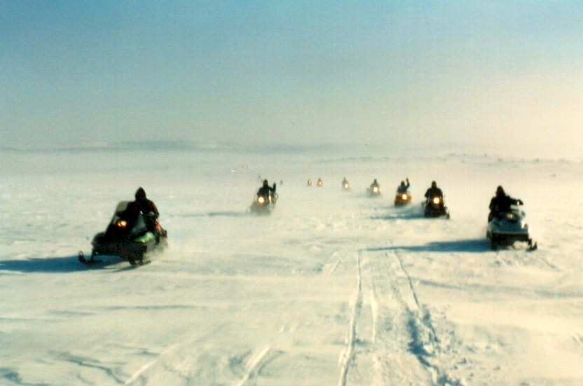 travelingsnowmobiles.jpg (80164 bytes)